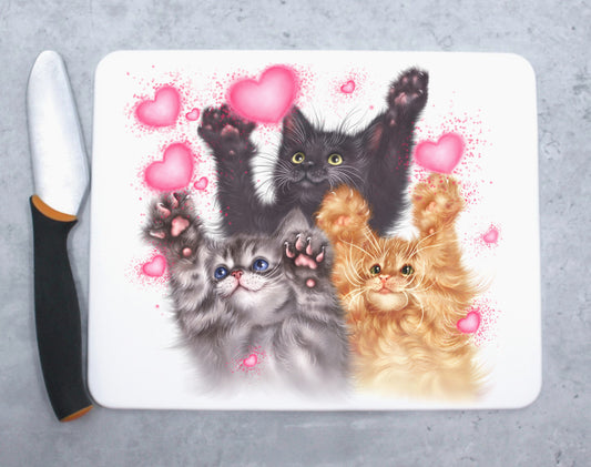 Skärbräda med kattungar och hjärtan (kattraser, kattunge, vän)
