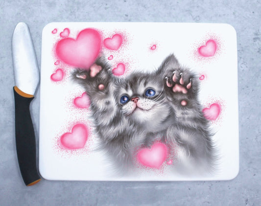 Skärbräda med grå kattunge och hjärtan (kattraser, kattunge)