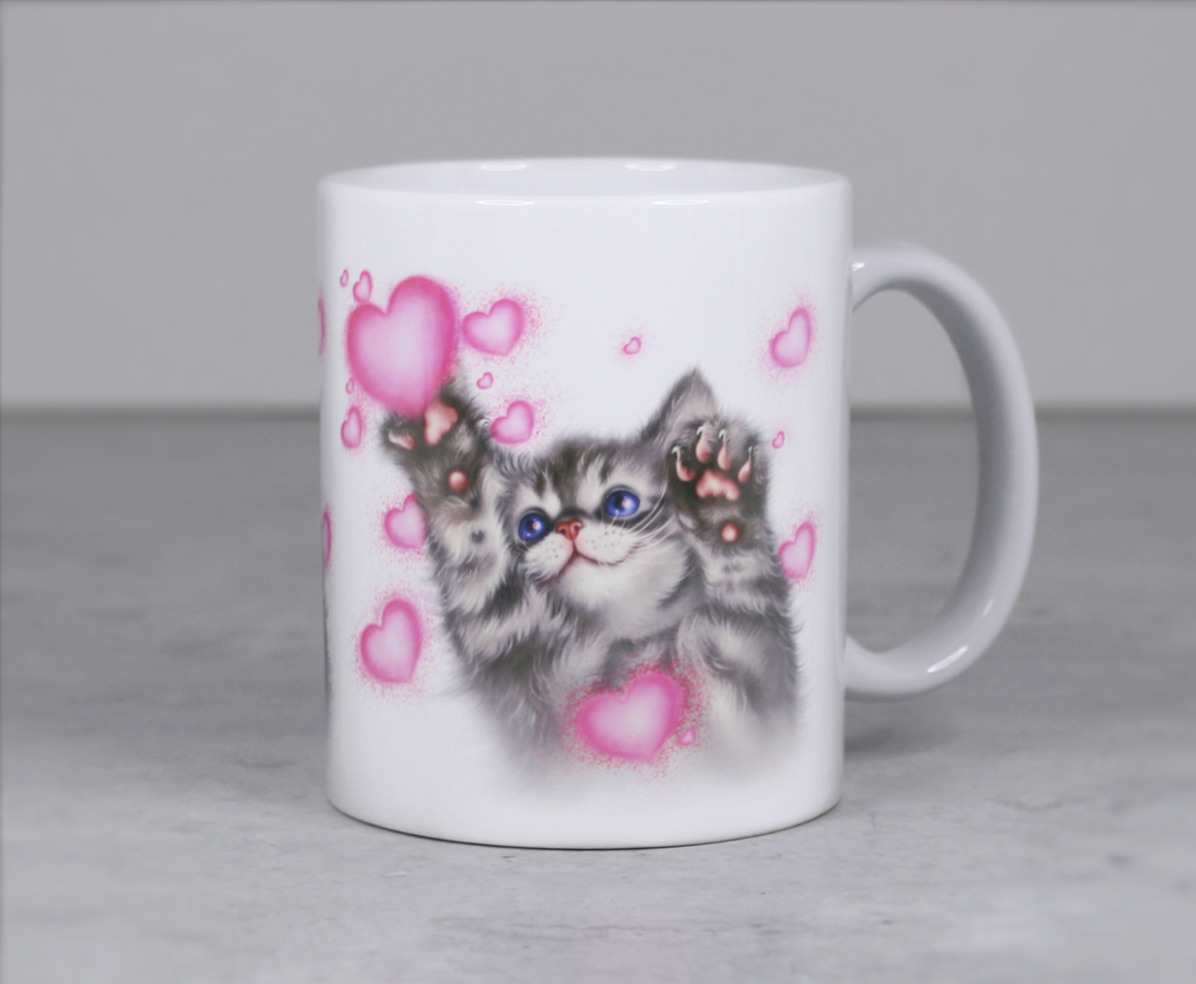 Grå kattunge och hjärtan mugg (kattraser, kattunge, kattmugg, kattmugg)