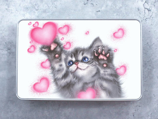 Grå kattunge och hjärtan plåtlåda (kattraser, kattunge)