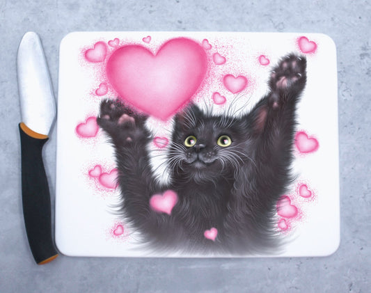 Skärbräda med svart kattunge och hjärtan (kattraser, kattunge)
