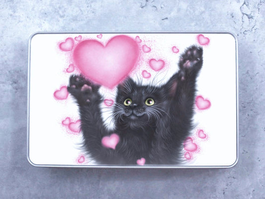 Svart kattunge och hjärtan plåtlåda (kattraser, kattunge)