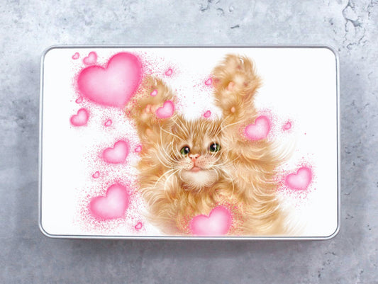 Röd kattunge och hjärtan plåtlåda (kattraser, kattunge)