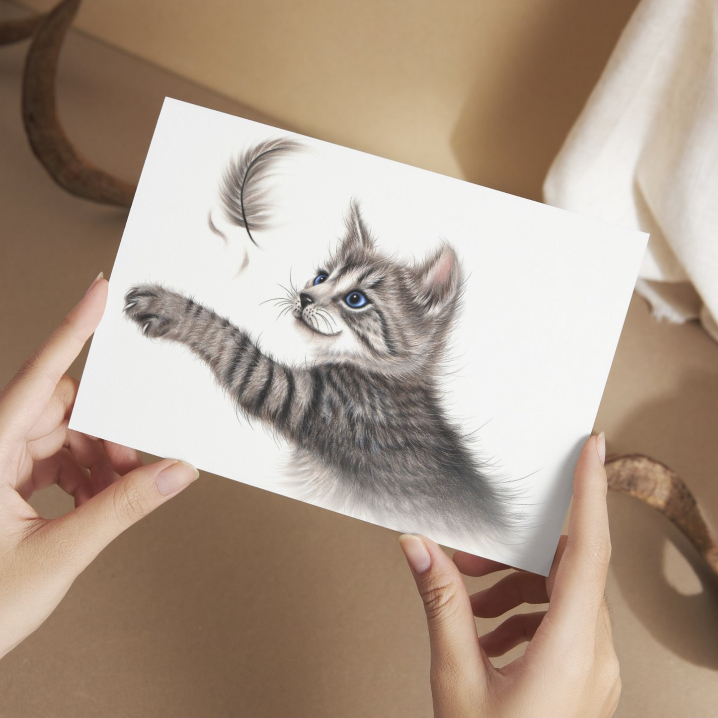 Grå katt och fjäder - Vykort (Kattraser, Kattunge)