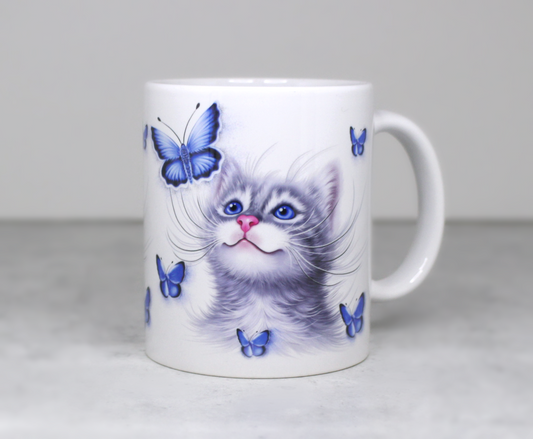 Katt grå och blå fjärilsmugg (kattraser, kattmugg, kattmugg, kattunge, vän) 