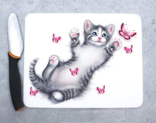 Skärbräda med kattunge och rosa fjärilar (kattraser, kattunge)