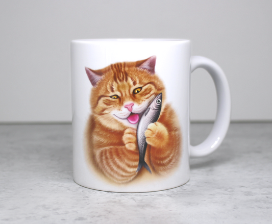 Katt slickar fiskmugg (kattraser, kattmugg, kattunge) 
